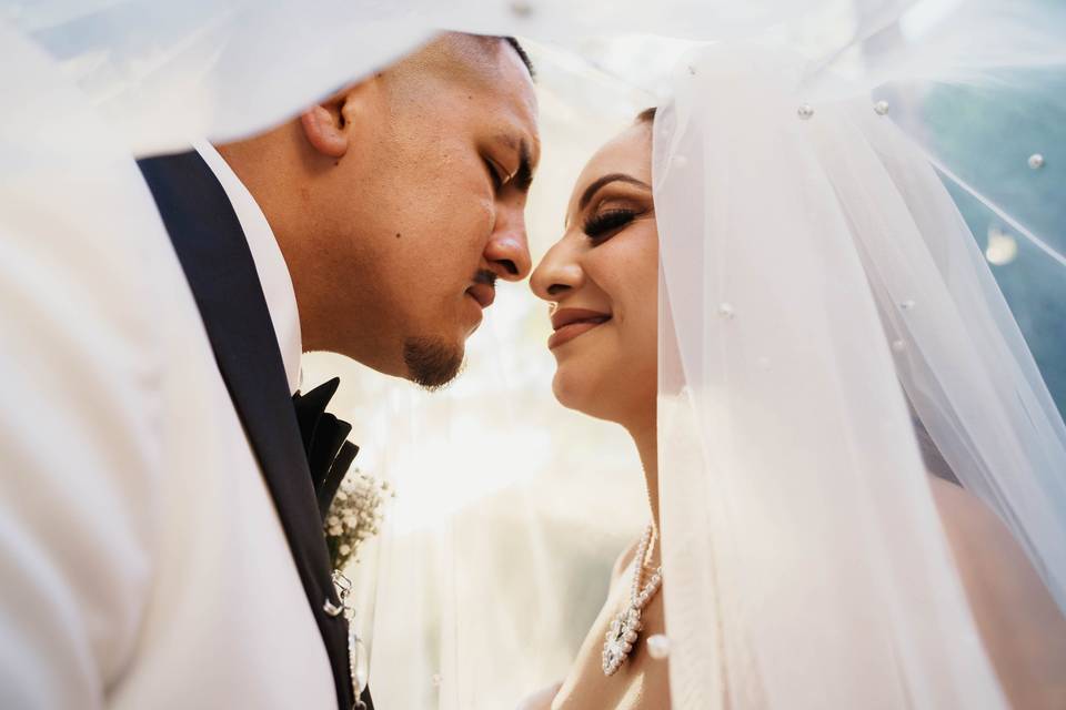 Novios bajo el velo