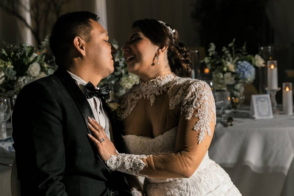 Novios sonriendo
