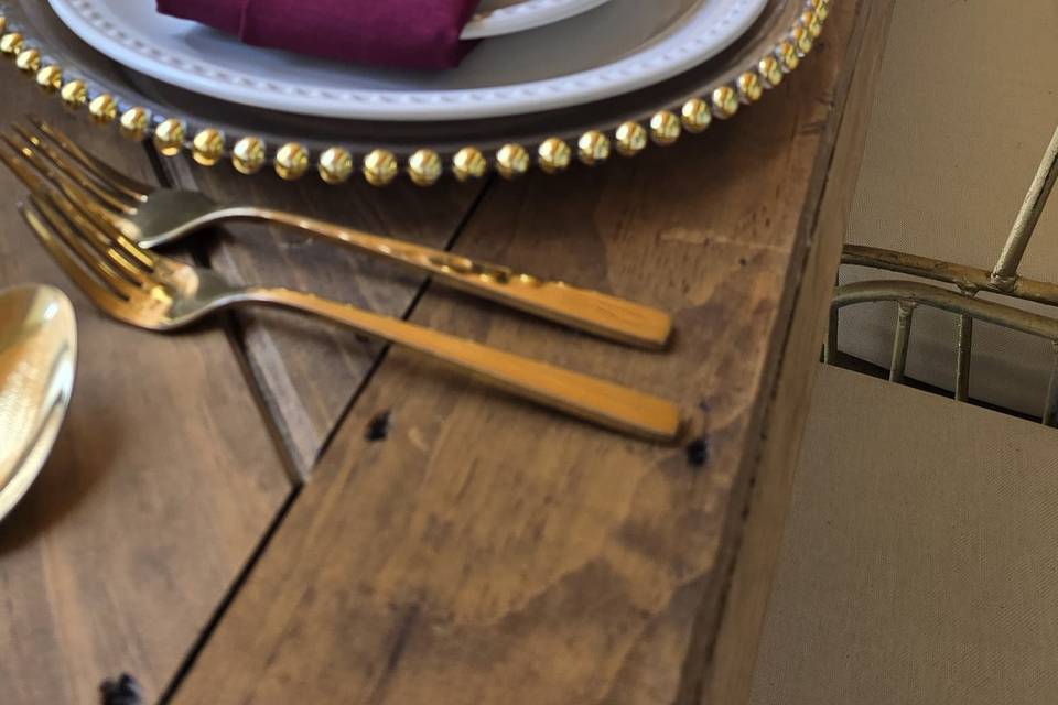 Montaje de mesa de vajilla blanca con servilletas vino