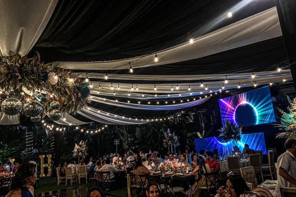 Decoración de luces y tela
