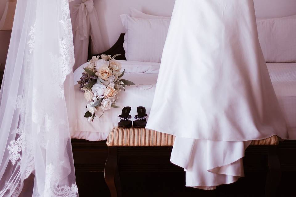 Vestido de novia colgado