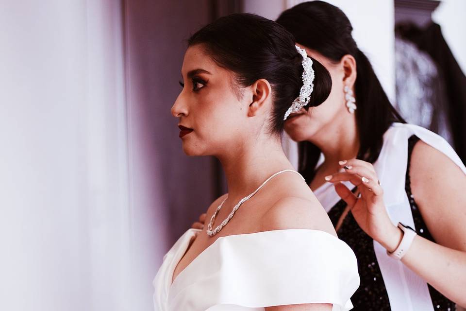 Acomodando el vestido de la novia