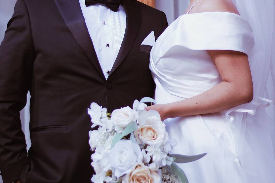 Novios posando mirándose a los ojos