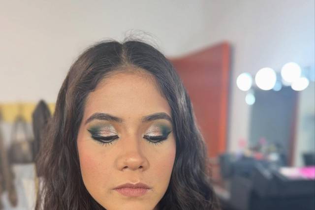 Maquillaje con sombras brillantes y delineado negro