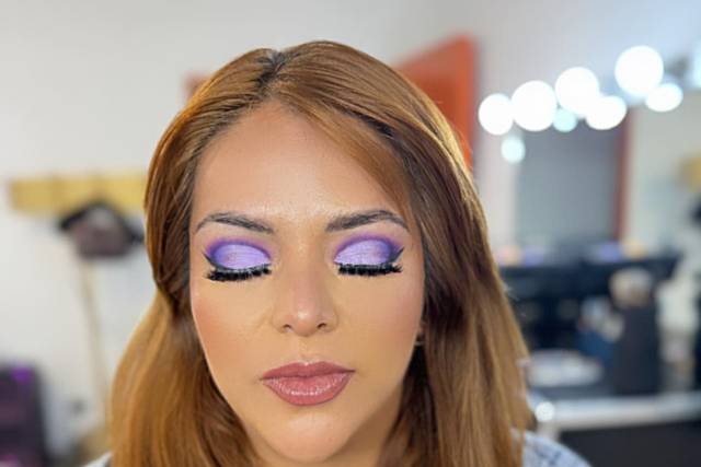 Maquillaje con sombras moradas