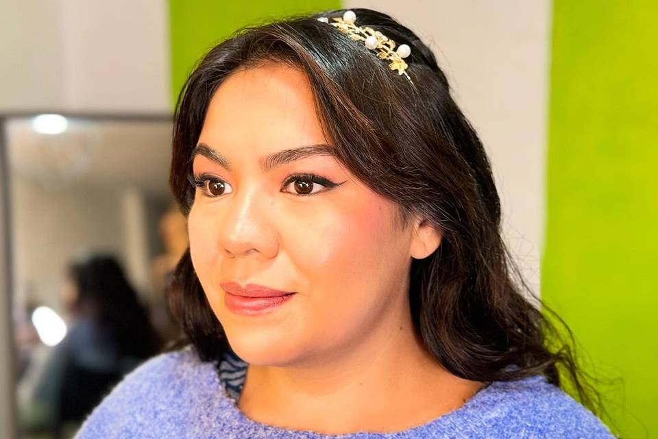 Cabello suelto y delineado negro