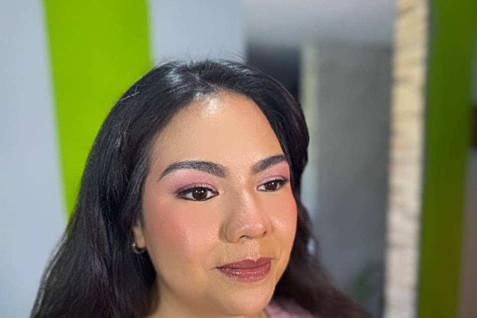 Maquillaje con sombras rosas