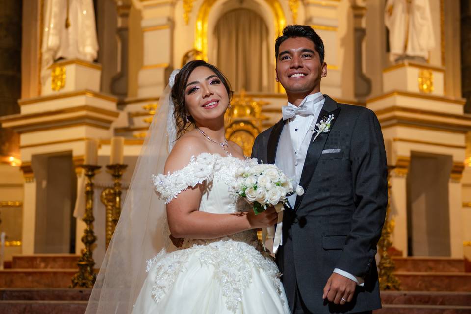 Amor sellado frente al altar
