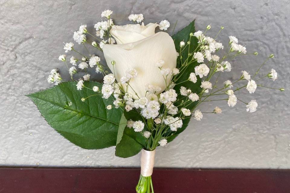 Boutonnière con rosa y nube