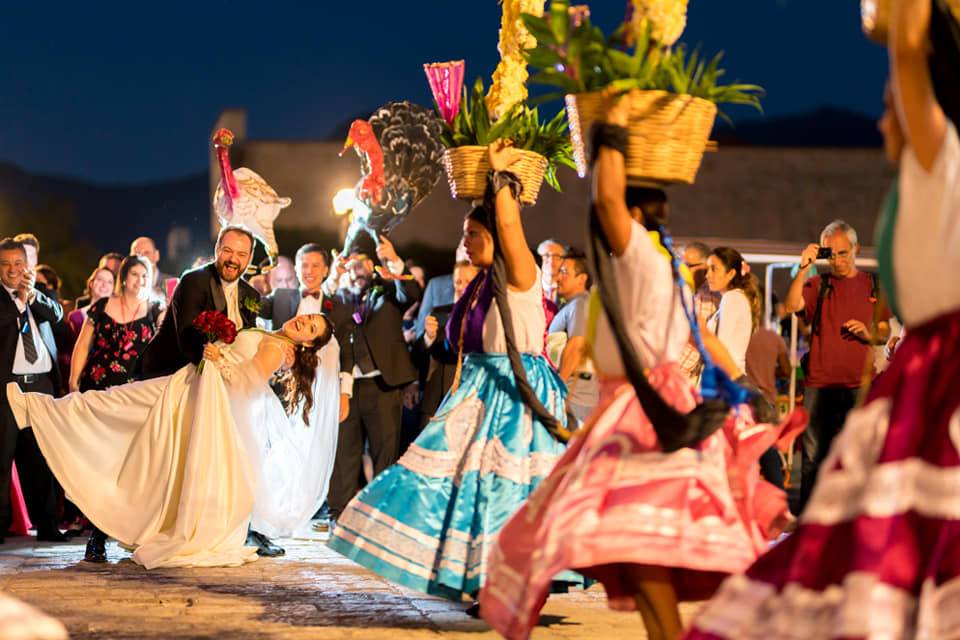 Los novios y su calenda