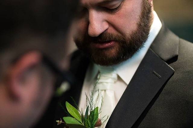 Colocando el boutonnière