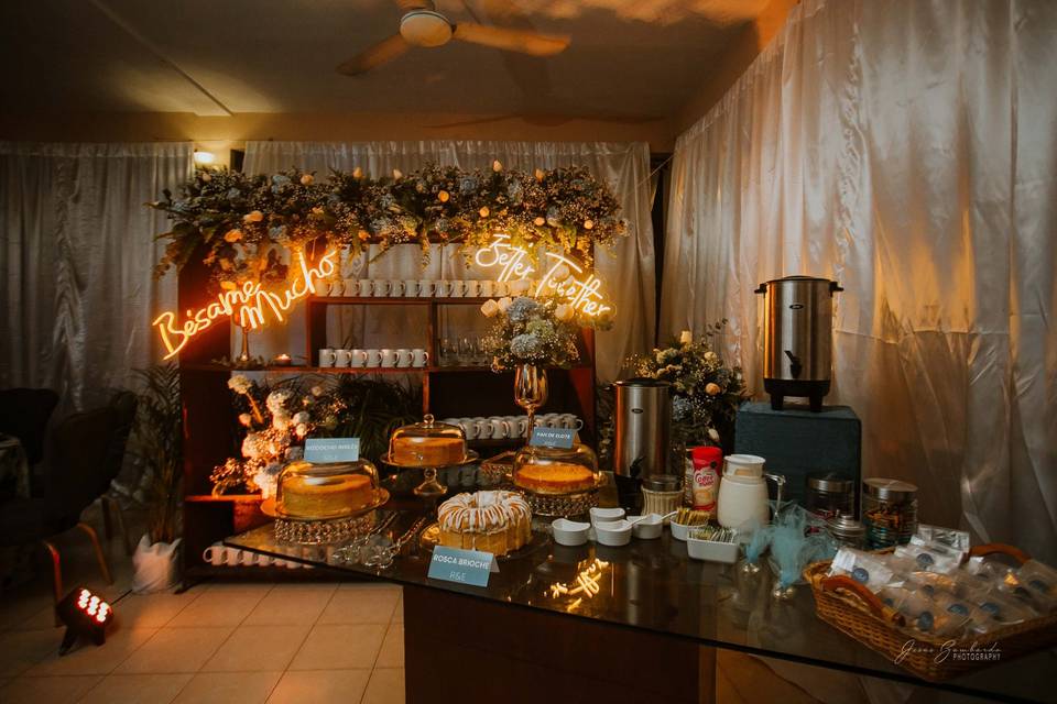 Mesa de café y panes
