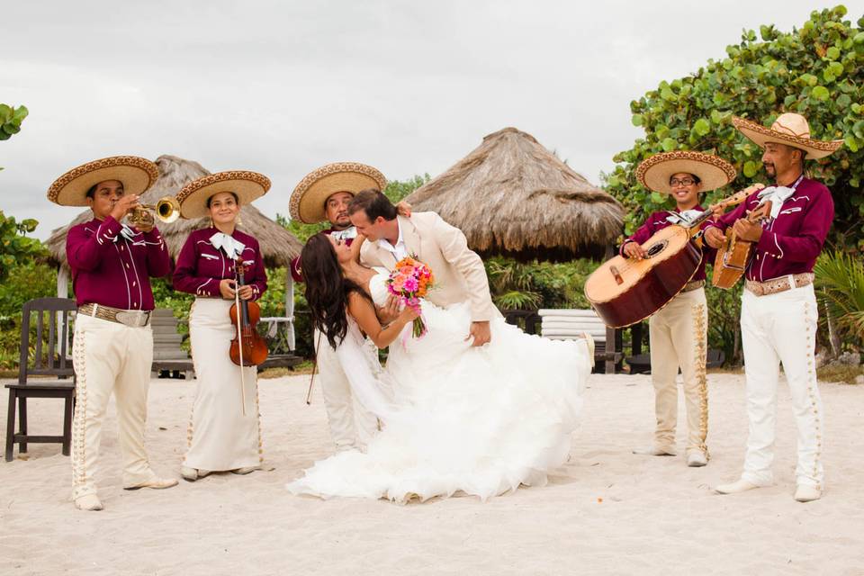 Beso con mariachi