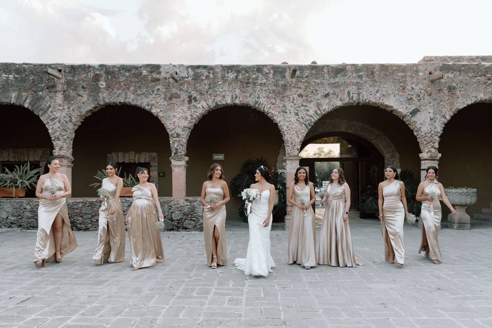 Clienta feliz con damas
