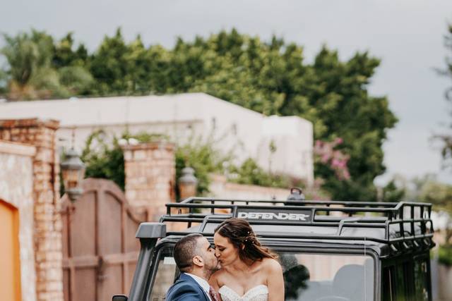 Novios sentados en el cofre de una camioneta