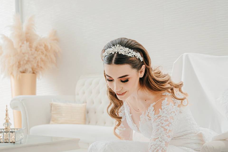 Novia sentada poniéndose los zapatos