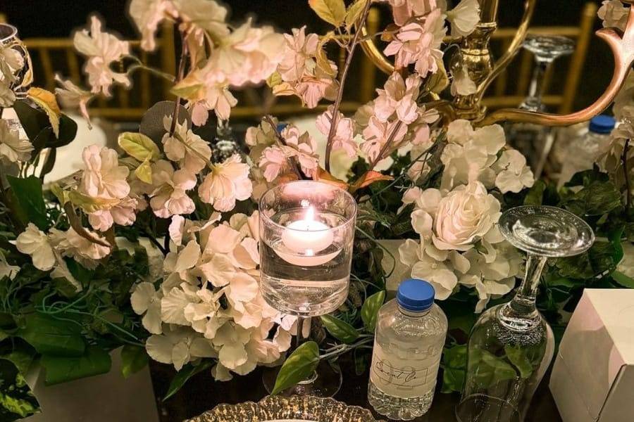 Mesa decorada con velas y flores