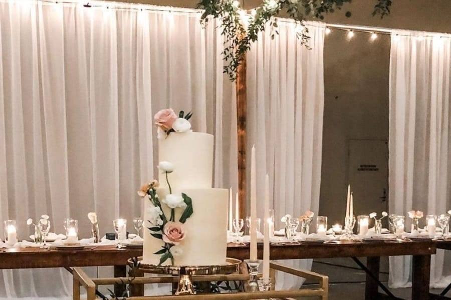 Pastel en una mesa decorada con velas