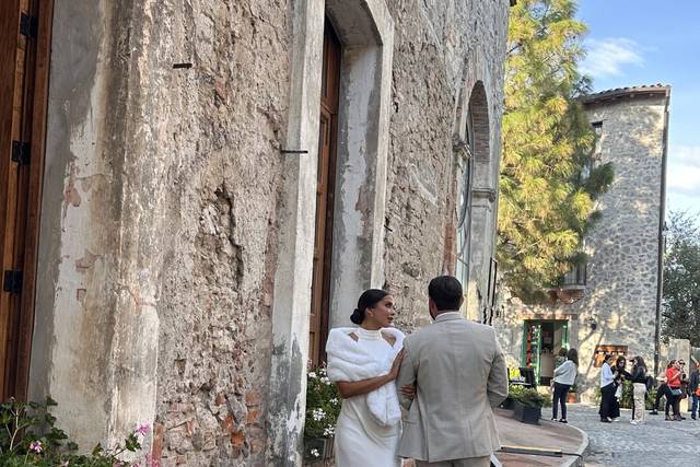 Novios caminando en la calle