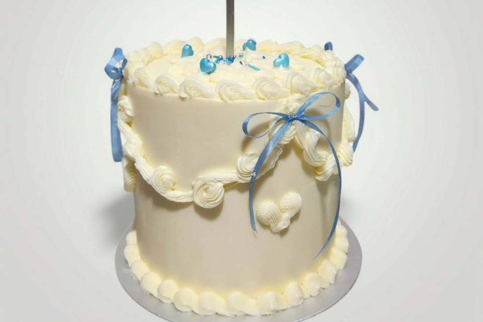 Pastel blanco con lazos azules