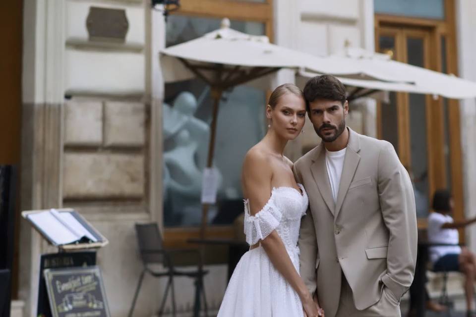 Pareja posando en la calle