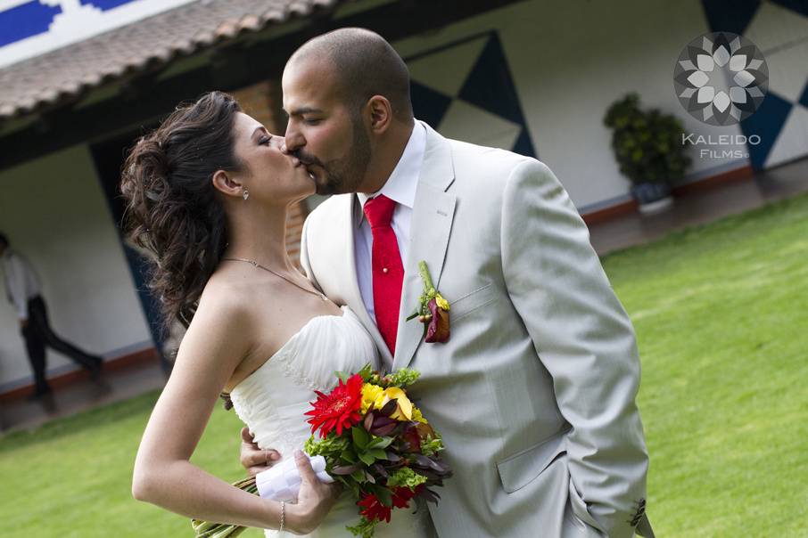 Beso en el patio