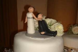 Pastel de bodas con los novios