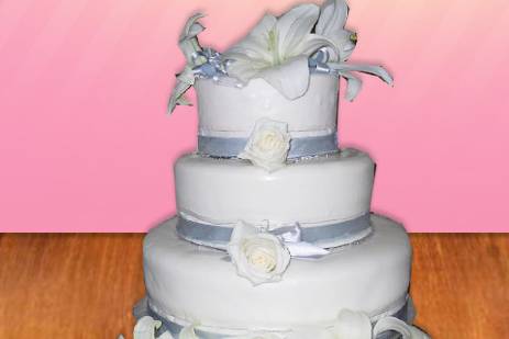 Pastel decorado con rosas