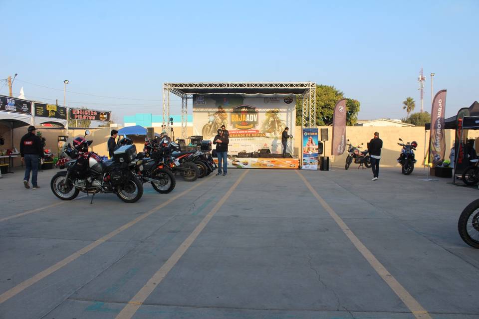 Amplio estacionamiento