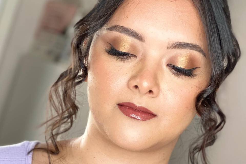 Maquillaje y peinado