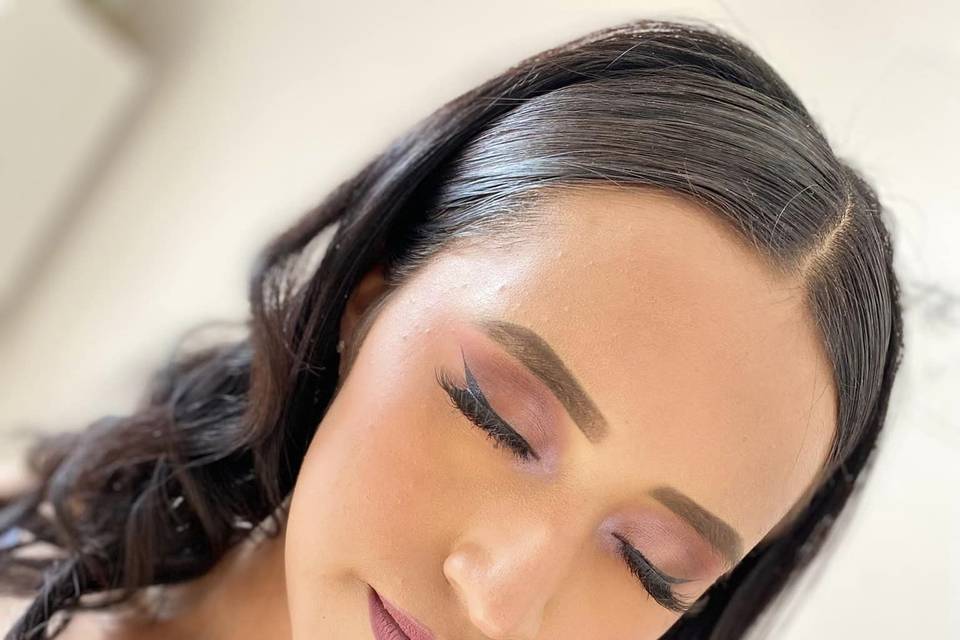 Maquillaje y peinado