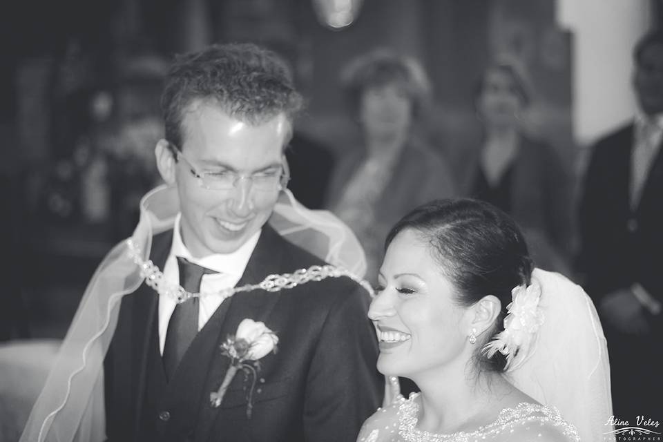 Novios felices en la iglesia