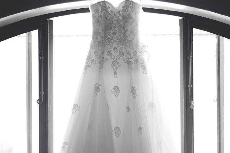 Vestido de novia en la ventana