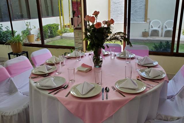 Mesa con vajilla