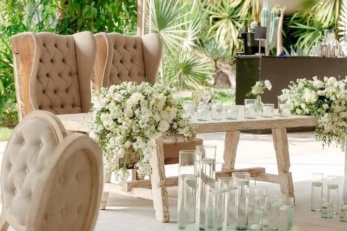 Mesa de novios en tono beige con flores