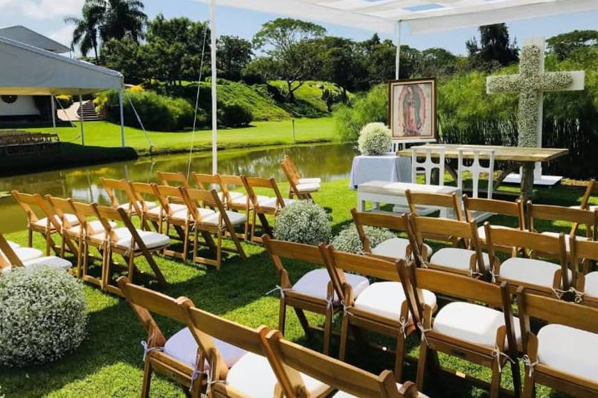 Sillas de madera para ceremonia en jardín