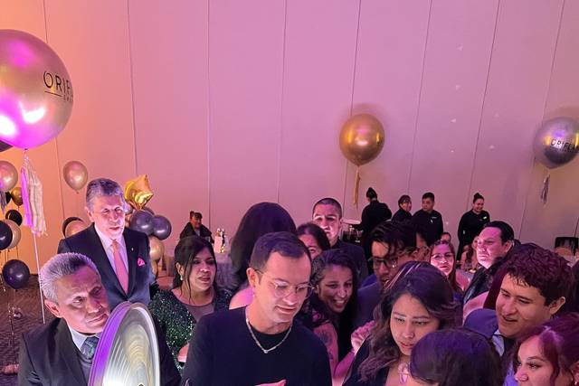 Invitados jugando ruleta de shots