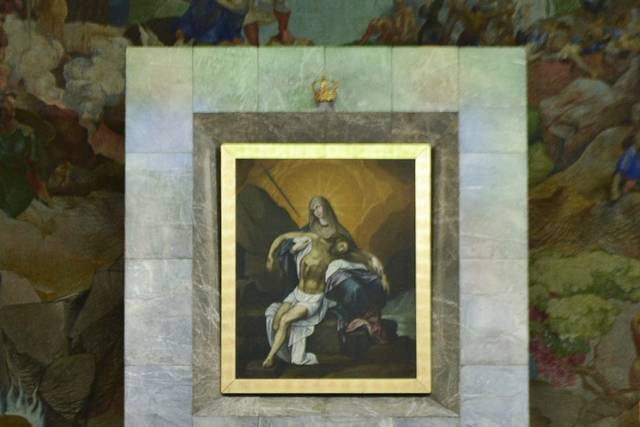 Novios casándose en la iglesia