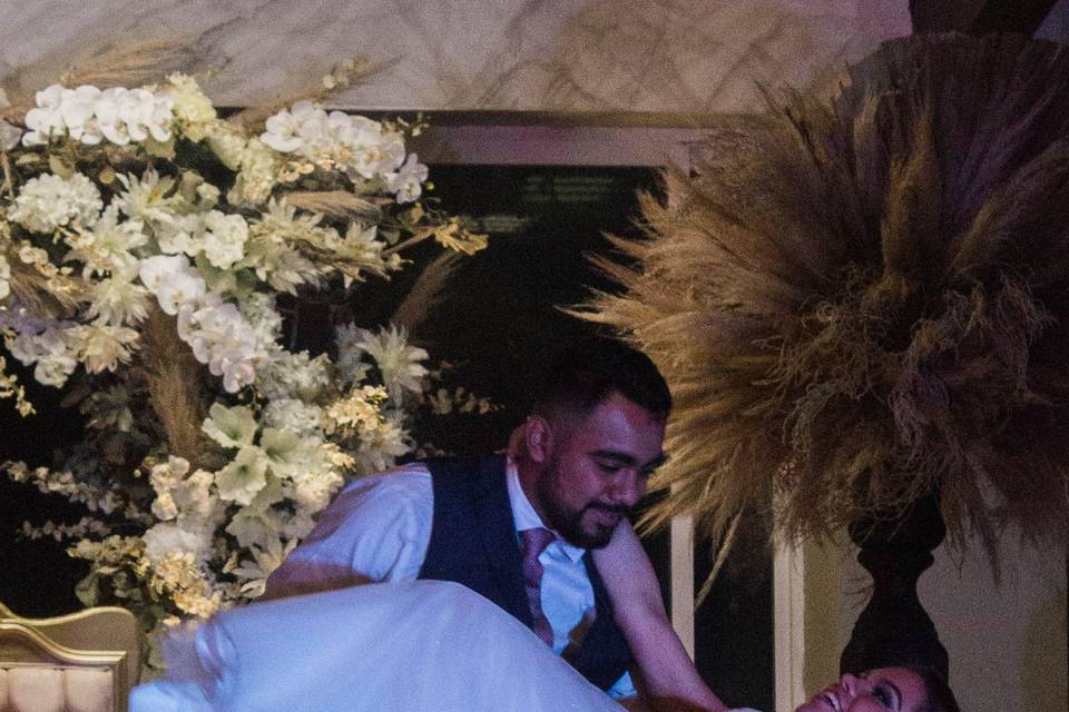 Novia cargando a la novia