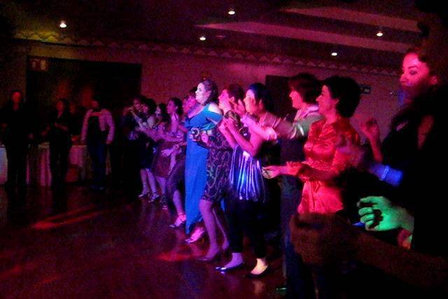 Animando a los invitados