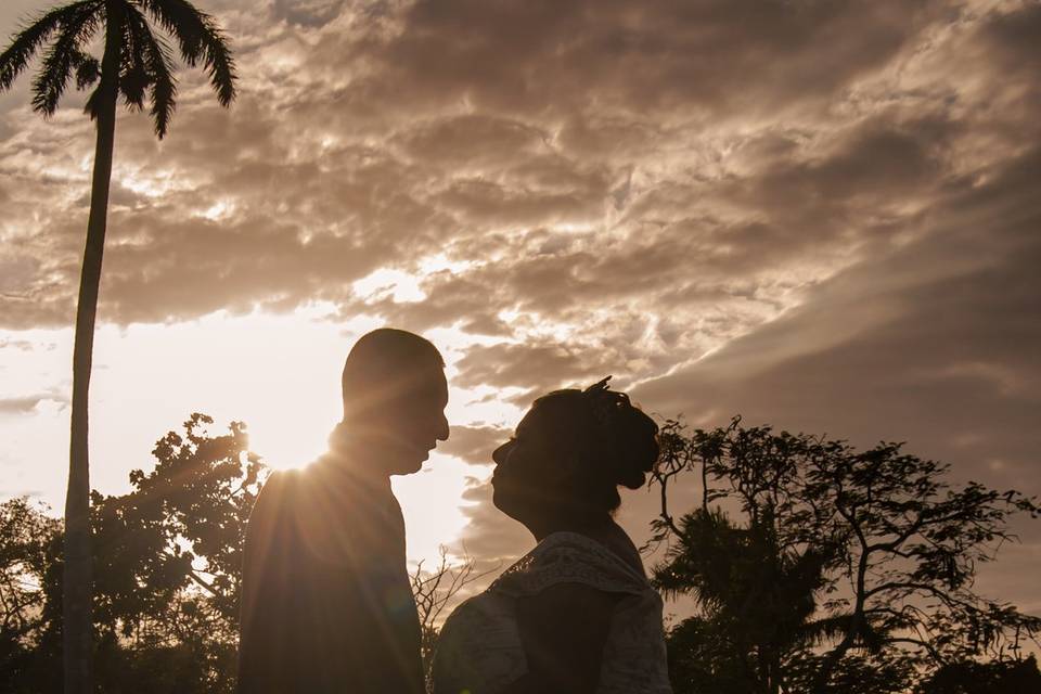 Novios al atardecer