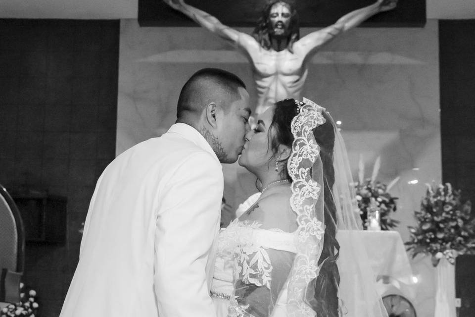 Novios besándose en el altar