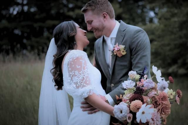 Novios posando en un jardín
