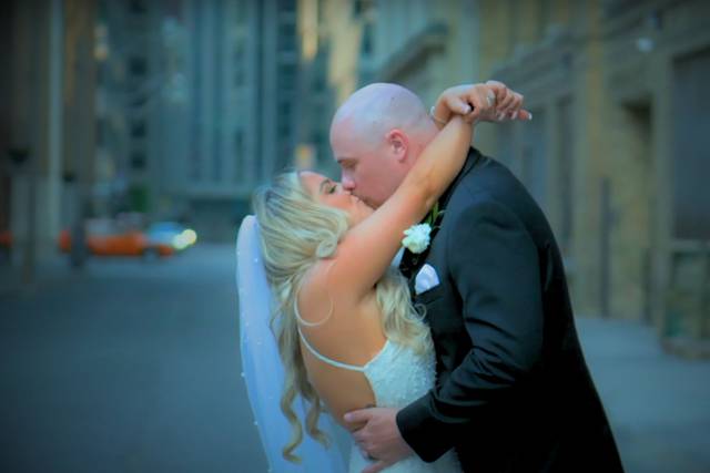 Pareja dándose un beso en medio de la carretera