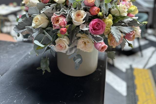 Centro de mesa con flores de colores