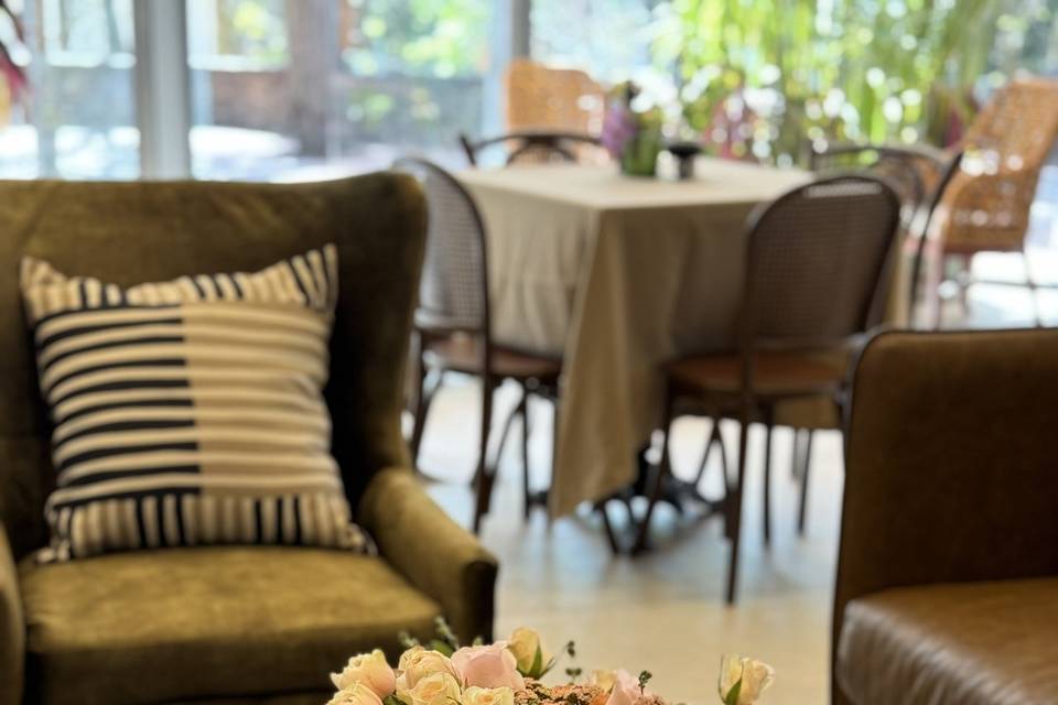 Arreglo de mesa con rosas