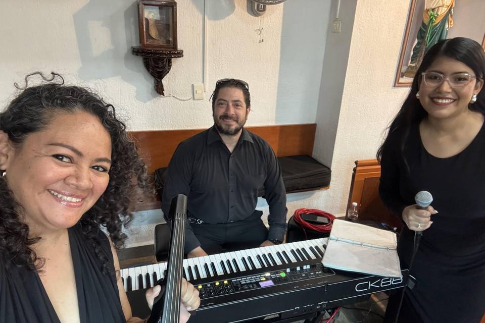 Trío con cantante soprano