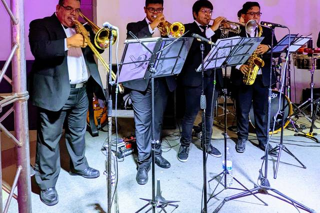 Trompetista y saxofón