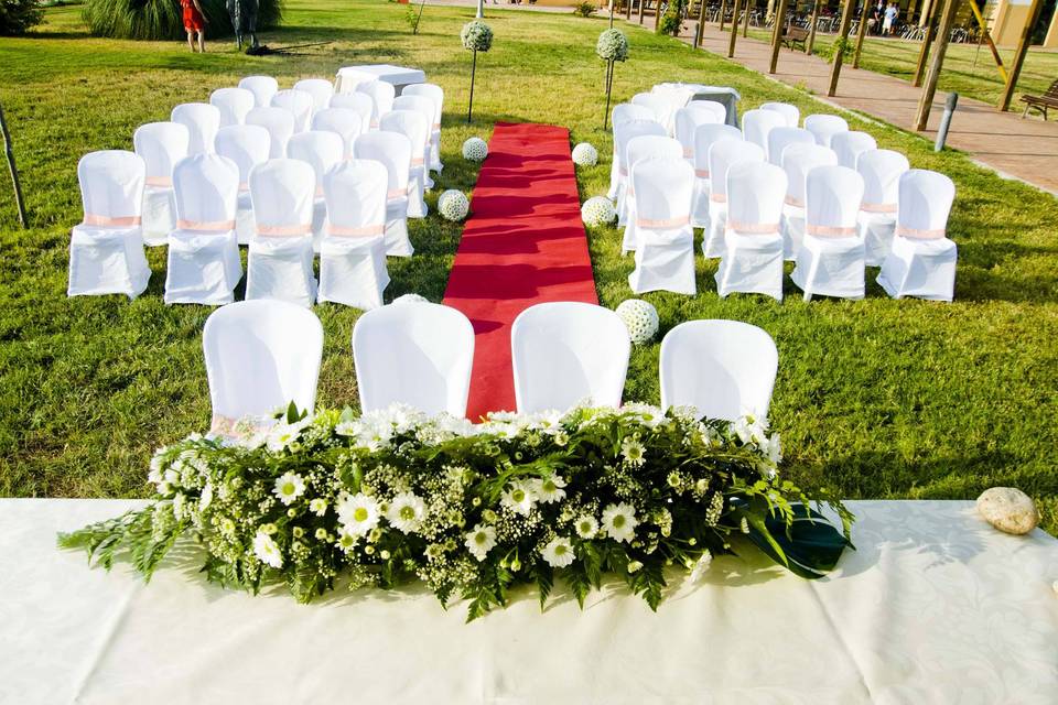 Decoración de ceremonia nupcial en jardín