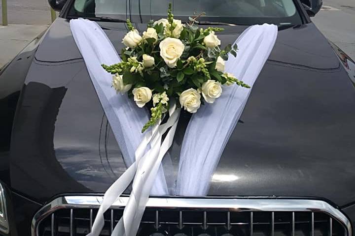 Arreglo floral de carro